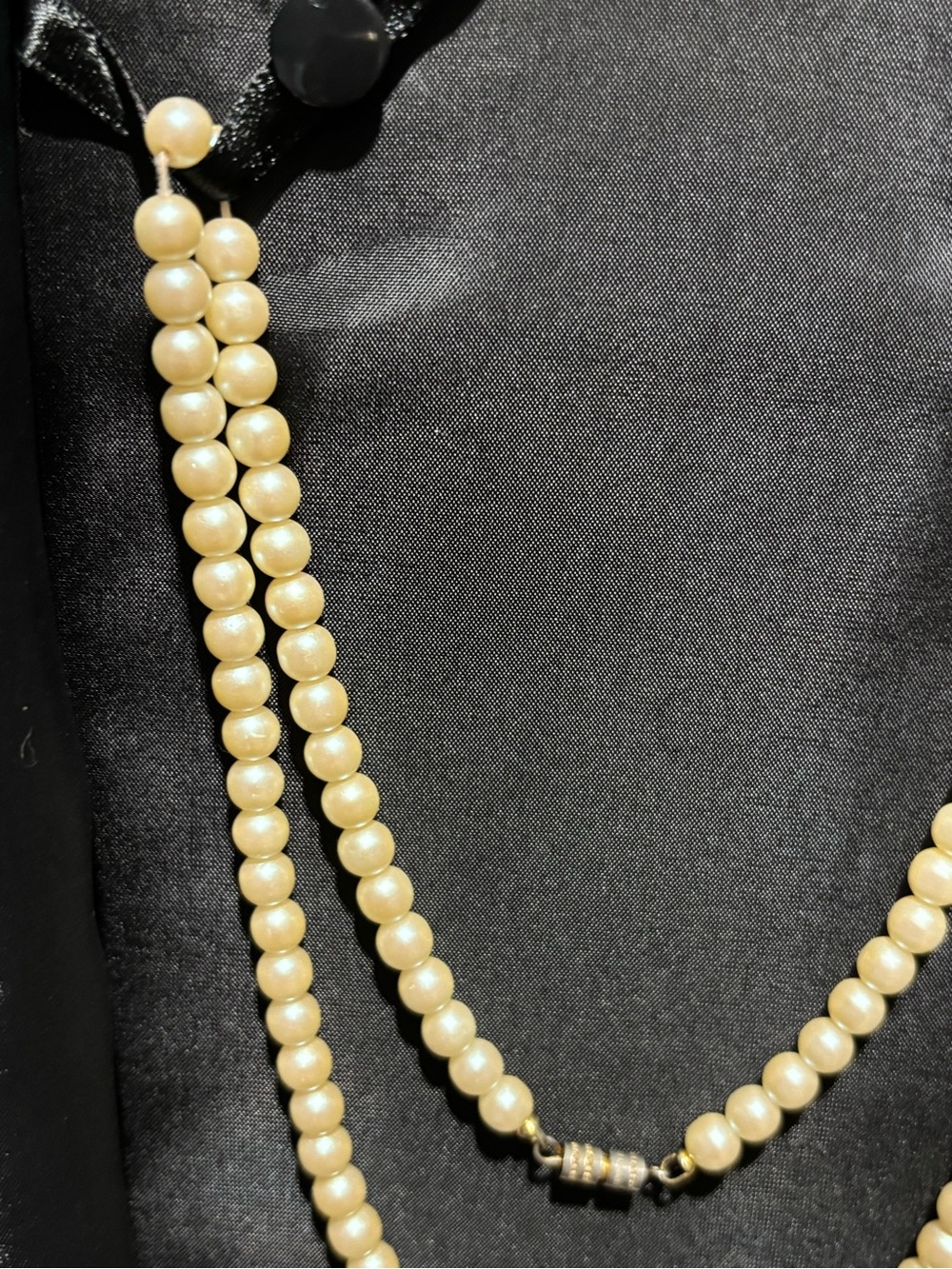 Vintage Classic Pearl Strand Necklace - Cream Pearls - Picture 12 of 13